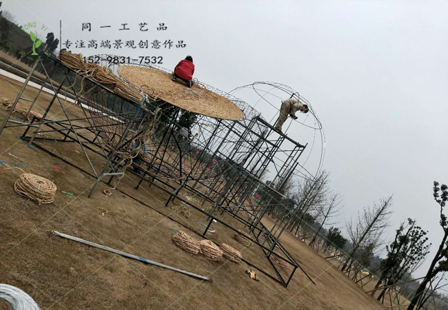 稻草工藝品大型水果造型現場制作中