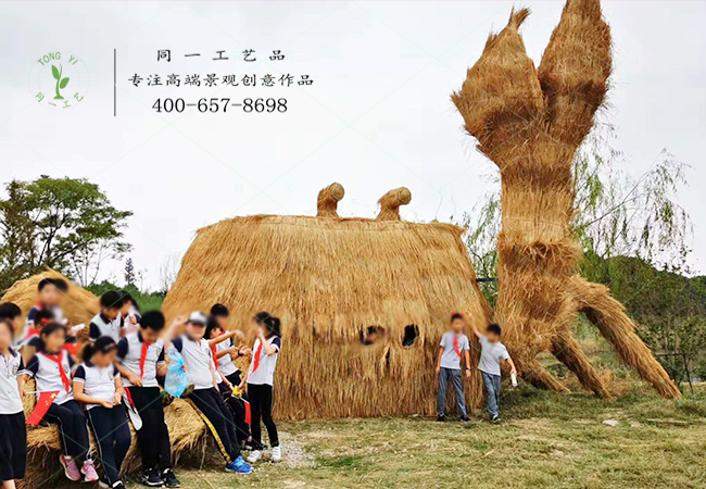 稻草工藝品大型草雕螃蟹造型