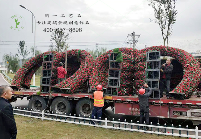 仿真綠雕絹花拱門現(xiàn)場卸貨
